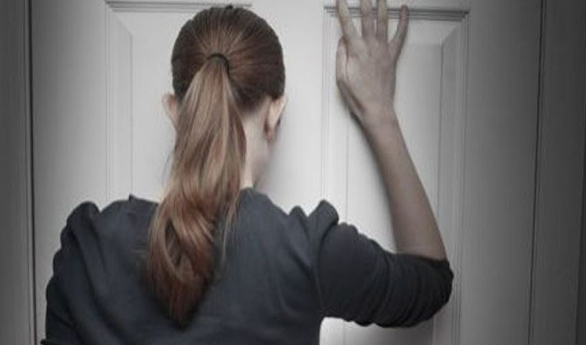 Bewoonster wacht voor haar dichtgeslagen voordeur in Beek